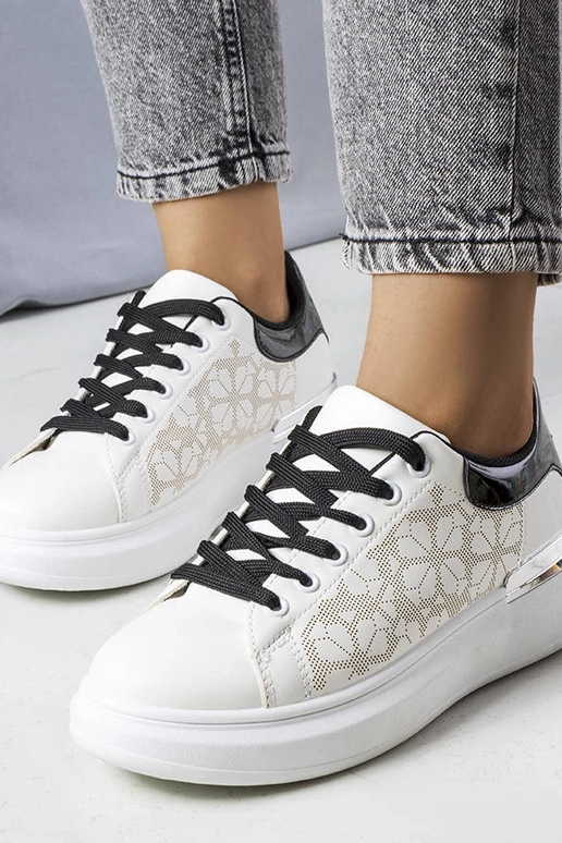 Baskets perforées noires et blanches... Baskets perforées noires et blanches...