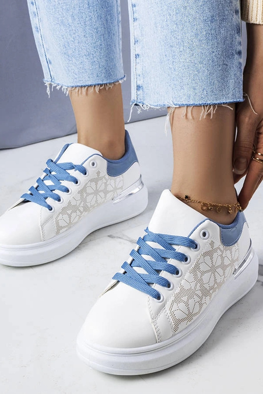 Les chaussures perforées blanches et... Les chaussures perforées blanches et...