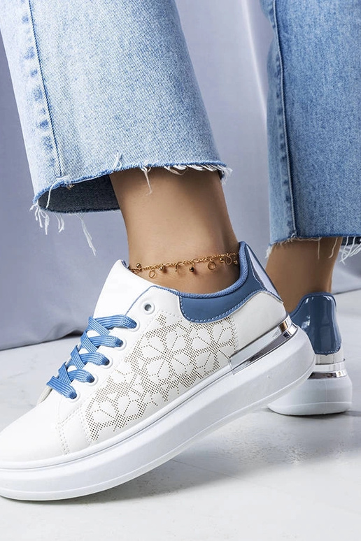 Les chaussures perforées blanches et... Les chaussures perforées blanches et...