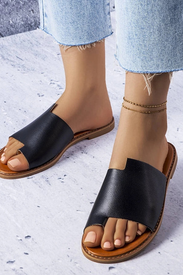 Zwarte slippers met een...