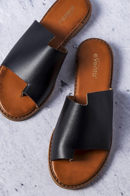 Chaussons noirs avec tige...