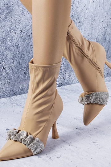 Bottines beiges ornées de...