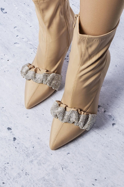 Beige Stiefeletten verziert mit... Beige Stiefeletten verziert mit...