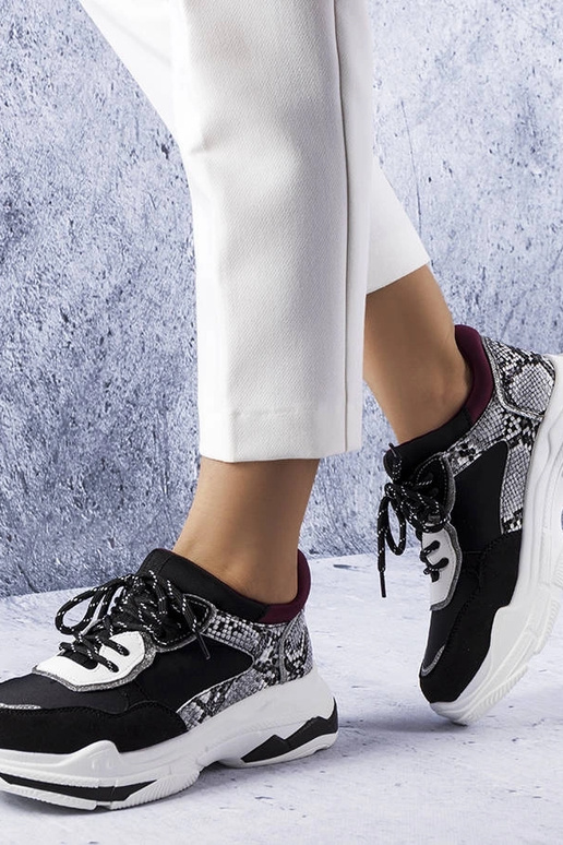 Sorte sneakers dekoreret med... Sorte sneakers dekoreret med...