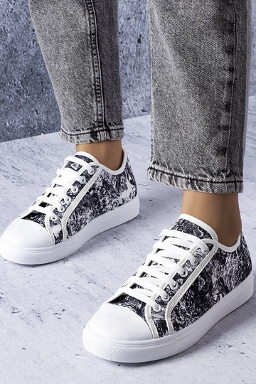 Sorte og hvide sneakers i...