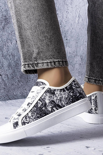 Sorte og hvide sneakers i... 2