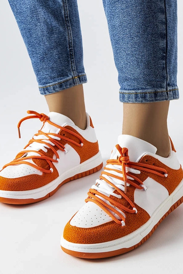 Orange sneakers kombinerede...