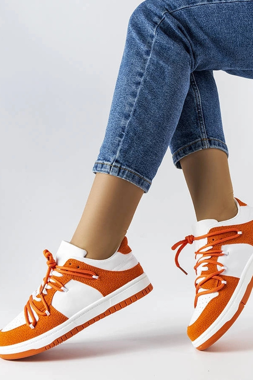 Orange sneakers kombinerede... Orange sneakers kombinerede...