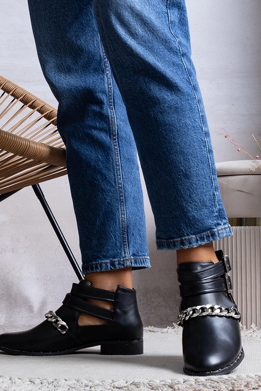 Schwarze Stiefeletten mit Cut-Outs...