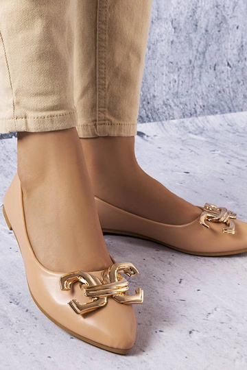 Dunkel sandfarbene Schuhe mit Schmuck, „Vallée"