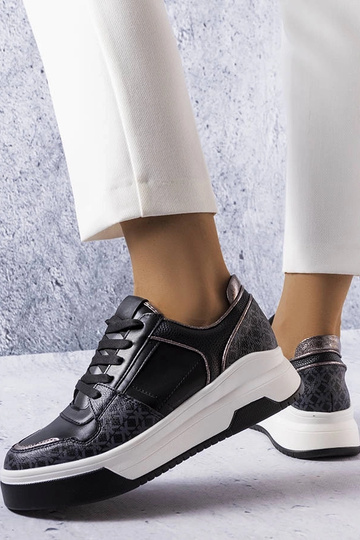 Baskets noires décorées du...