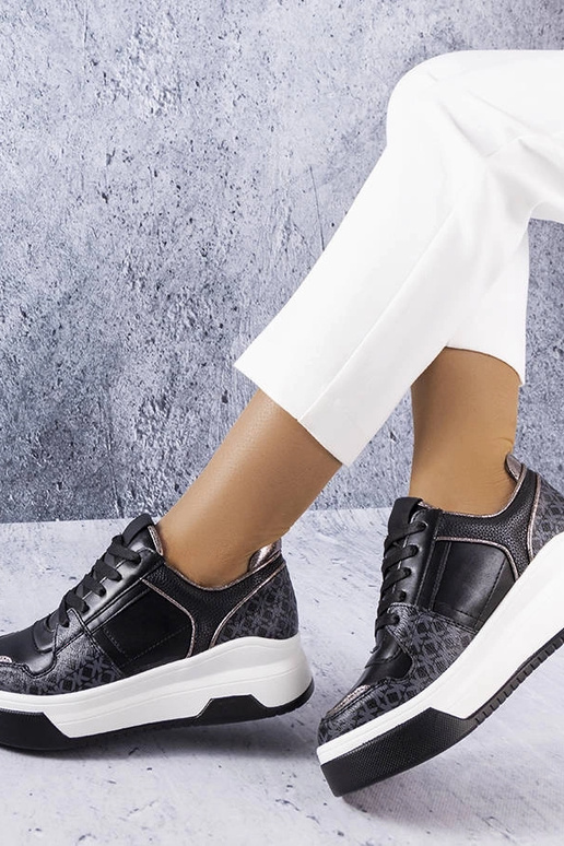 Schwarze Sneaker verziert mit dem... Schwarze Sneaker verziert mit dem...