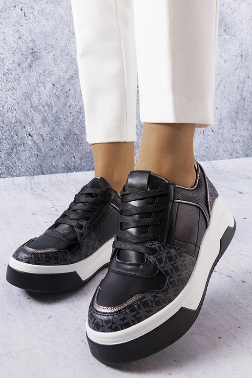 Sorte sneakers dekoreret med... Sorte sneakers dekoreret med...