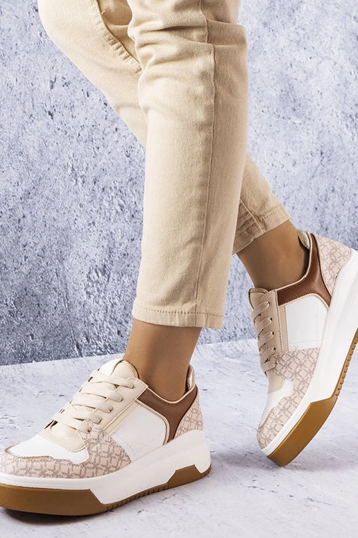 Brune sneakers dekoreret med...