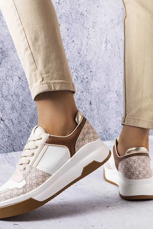 Brune sneakers dekoreret med...