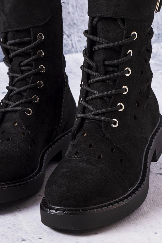 Schwarze Stiefeletten mit Lochmuster...