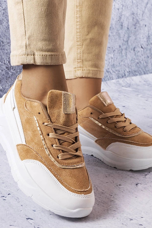 Baskets en simili daim couleur sable... Baskets en simili daim couleur sable...
