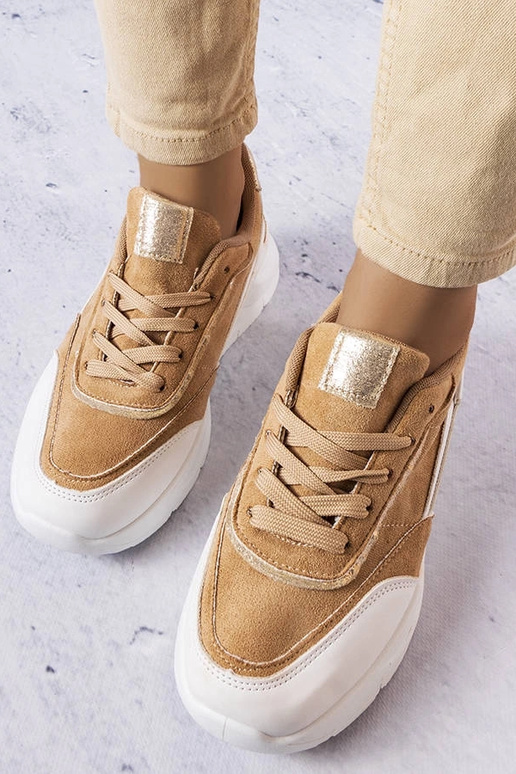 Baskets en simili daim couleur sable... Baskets en simili daim couleur sable...