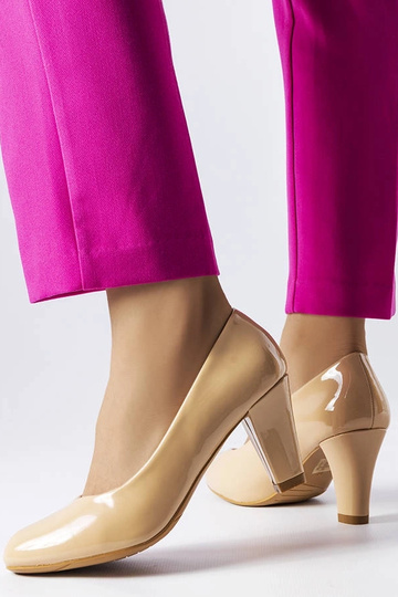 Beige Pumps aus Lackleder... 2