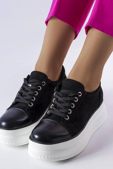 Zwarte schoenen op een... 2