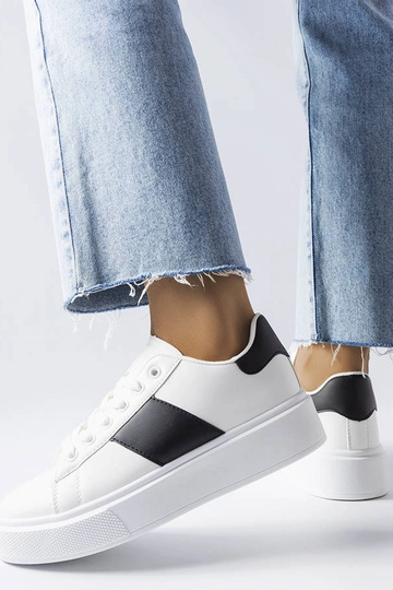 Hvide sneakers med sort rem...