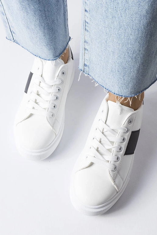 Weiße Sneakers mit schwarzem Riemen...