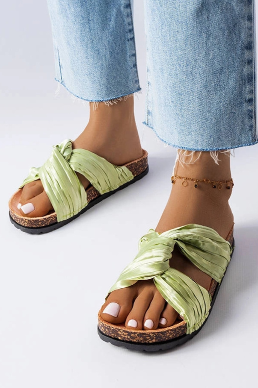 Tongs vertes décorées avec du tissu...