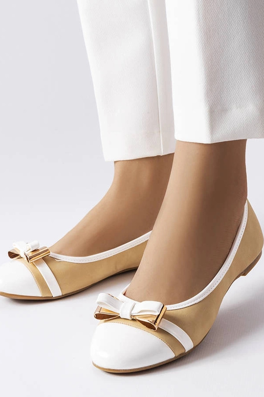 Chaussures blanches et sable avec...