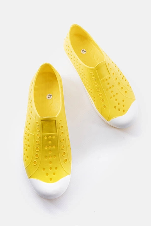 Tongs de piscine jaunes pour enfants... Tongs de piscine jaunes pour enfants...