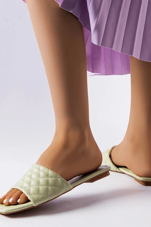 Tongs élégantes matelassées vertes...