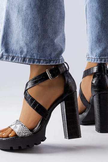 Weiße Sandalen mit...