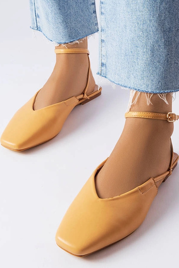 Sandales fermées beiges...