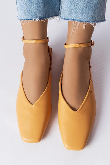 Beige sandaler med lukket... 2