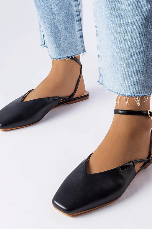 Schwarze Sandalen mit geschlossener...