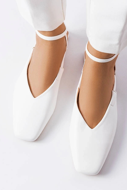 Weiße Sandalen mit geschlossener...