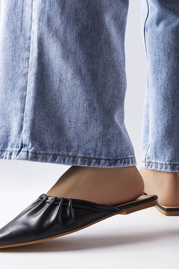 Mules noires à bout volanté...