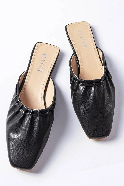 Mules noires à bout volanté Aasiaat