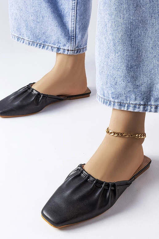 Mules noires à bout volanté Aasiaat