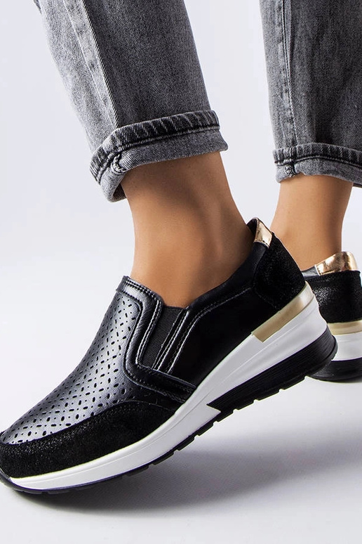 Schwarze durchbrochene Keil-Sneaker... Schwarze durchbrochene Keil-Sneaker...