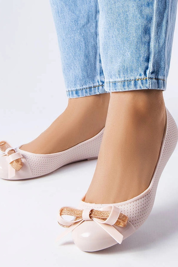 Beige balletlejligheder...