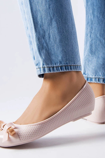 Beige Ballerinas mit Harlingen-Schleife verziert 2