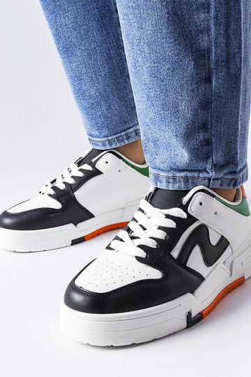 Schwarze und weiße Schuhe...