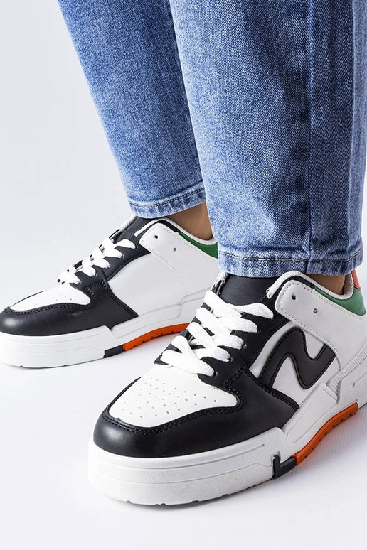 Chaussures noires et blanches à... Chaussures noires et blanches à...