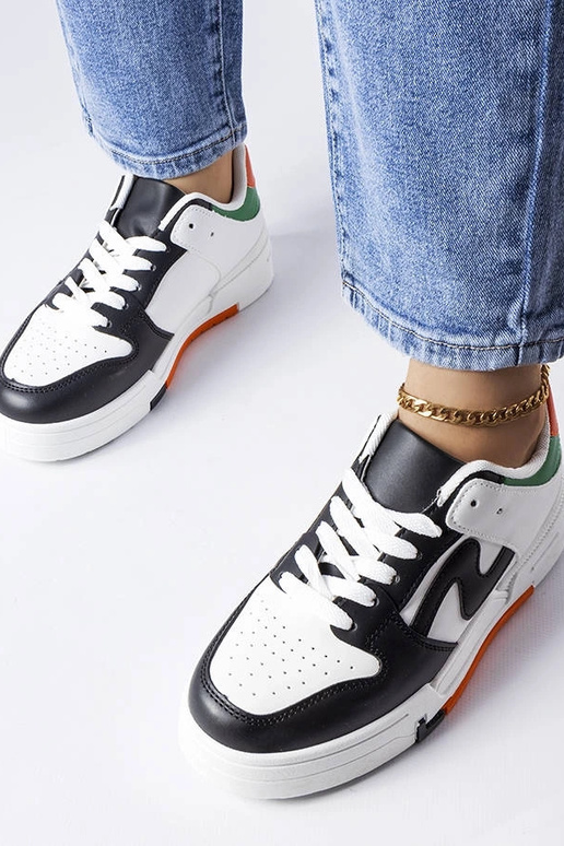 Chaussures noires et blanches à... Chaussures noires et blanches à...