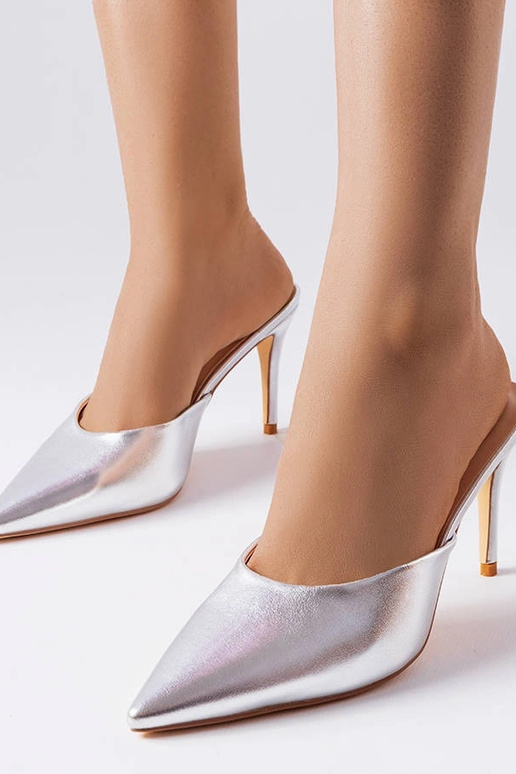 Pantoufles argentées à talon, «...