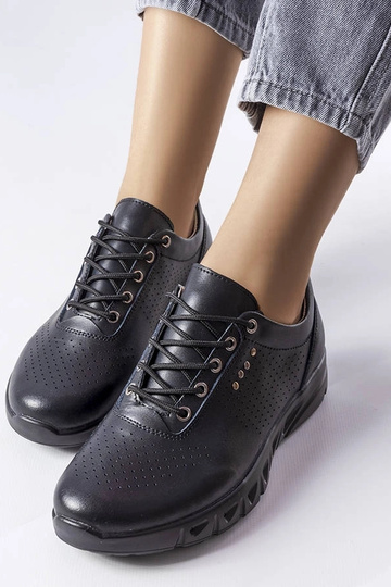 Schwarze Schuhe aus durchbrochenem Leder von Brodeur 2
