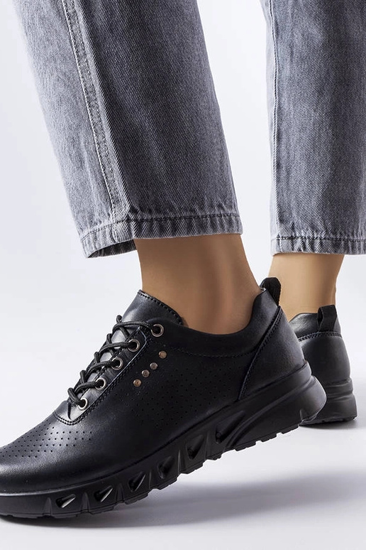 Schwarze Schuhe aus durchbrochenem... Schwarze Schuhe aus durchbrochenem...