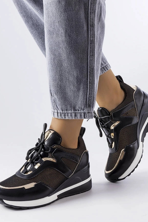 Schwarz-goldene Sportschuhe mit... Schwarz-goldene Sportschuhe mit...