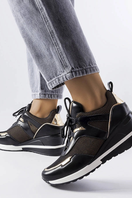 Schwarz-goldene Sportschuhe mit... Schwarz-goldene Sportschuhe mit...