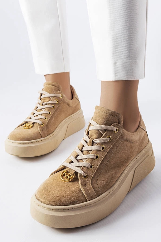 Sandfarbene Wildledersportschuhe,... Sandfarbene Wildledersportschuhe,...